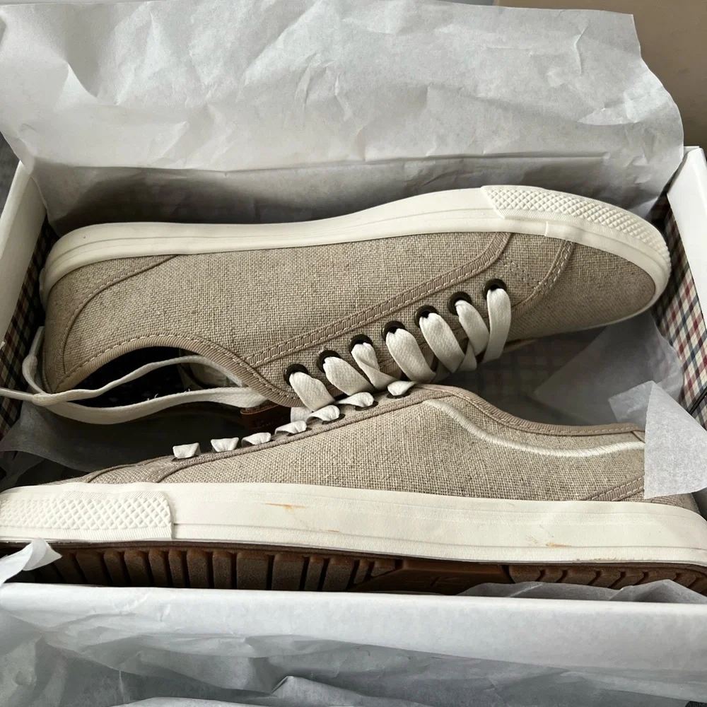 Ben Sherman NWT size 8 men’s/unisex low shoes,sneakers or boat shoes. Tie up.